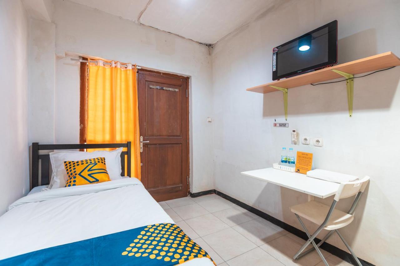 Spot On 2033 Kayumanis Homestay Syariah ジャカルタ エクステリア 写真